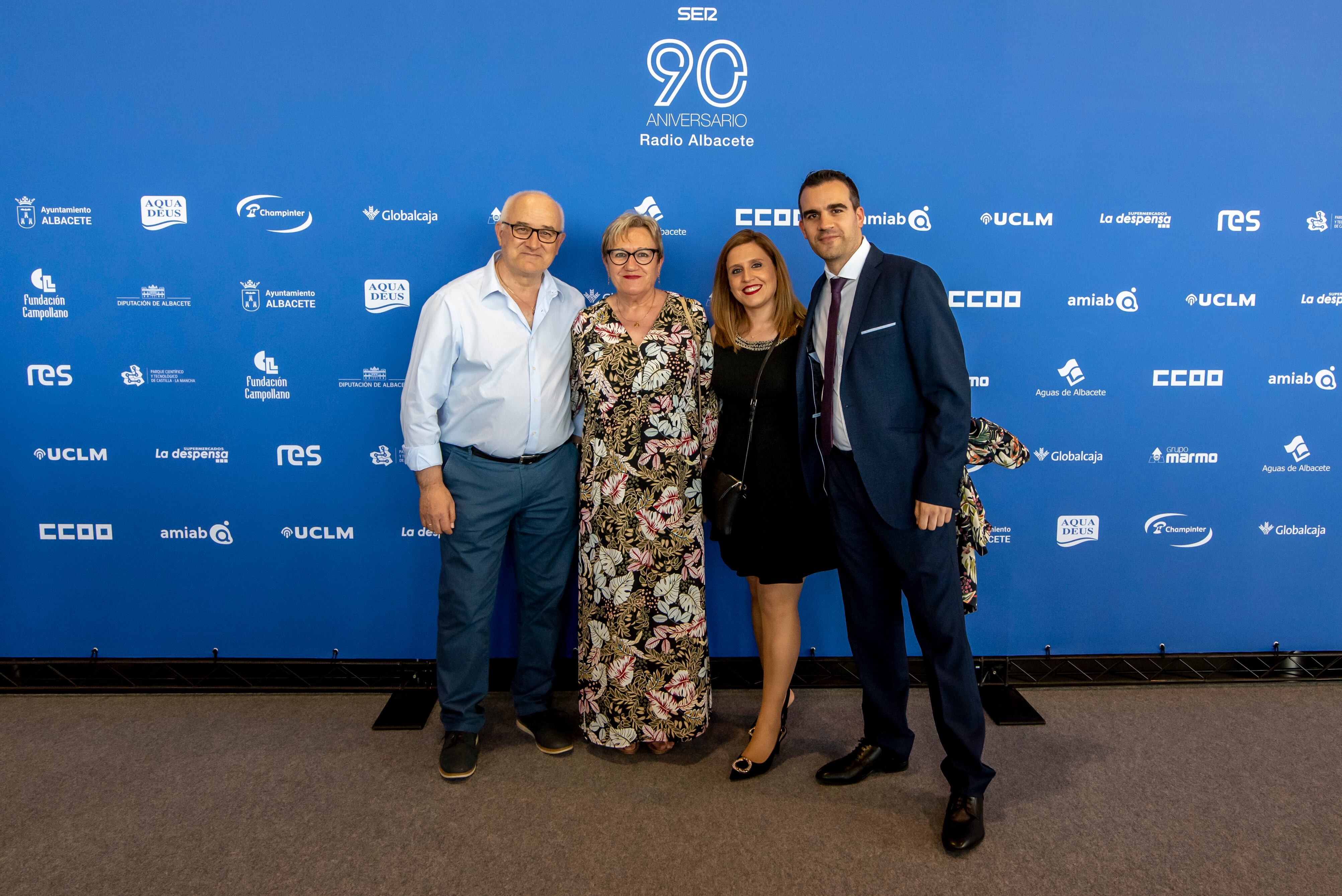 El periodista de Radio Albacete, Juanma Sevilla, acompañado de sus padres y su pareja.