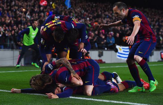 Los jugadores del Barcelona celebran el gol de Luis Suárez.