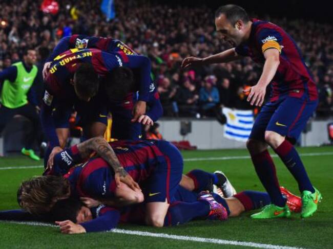 Los jugadores del Barcelona celebran el gol de Luis Suárez.