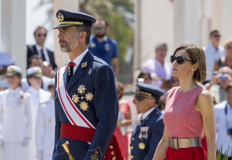 GRA300.SAN JAVIER, MURCIA, 14/07/2015.- Los reyes de España a su llegada al acto de entrega de los despachos a los nuevos oficiales del Ejército del Aire en San Javier, que son los primeros tenientes que, además de su titulación militar, obtienen una titulación civil en ingeniería de organización industrial.EFE/Marcial Guillén