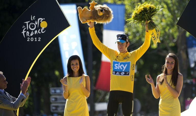 Bradley Wiggins, en el podio de París.