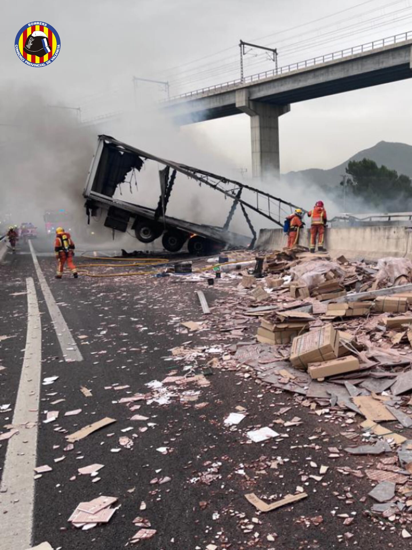 Un camión se queda colgando de un puente y se incendia en la A-35 en Moixent. Fuente: Consorcio de Bomberos