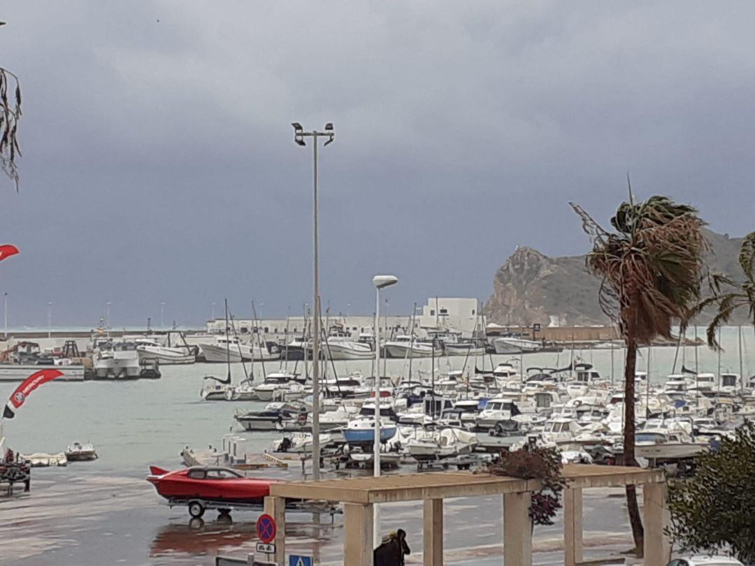 Embarcaciones amarradas en el Puerto de Altea, esta mañana, a causa del temporal.