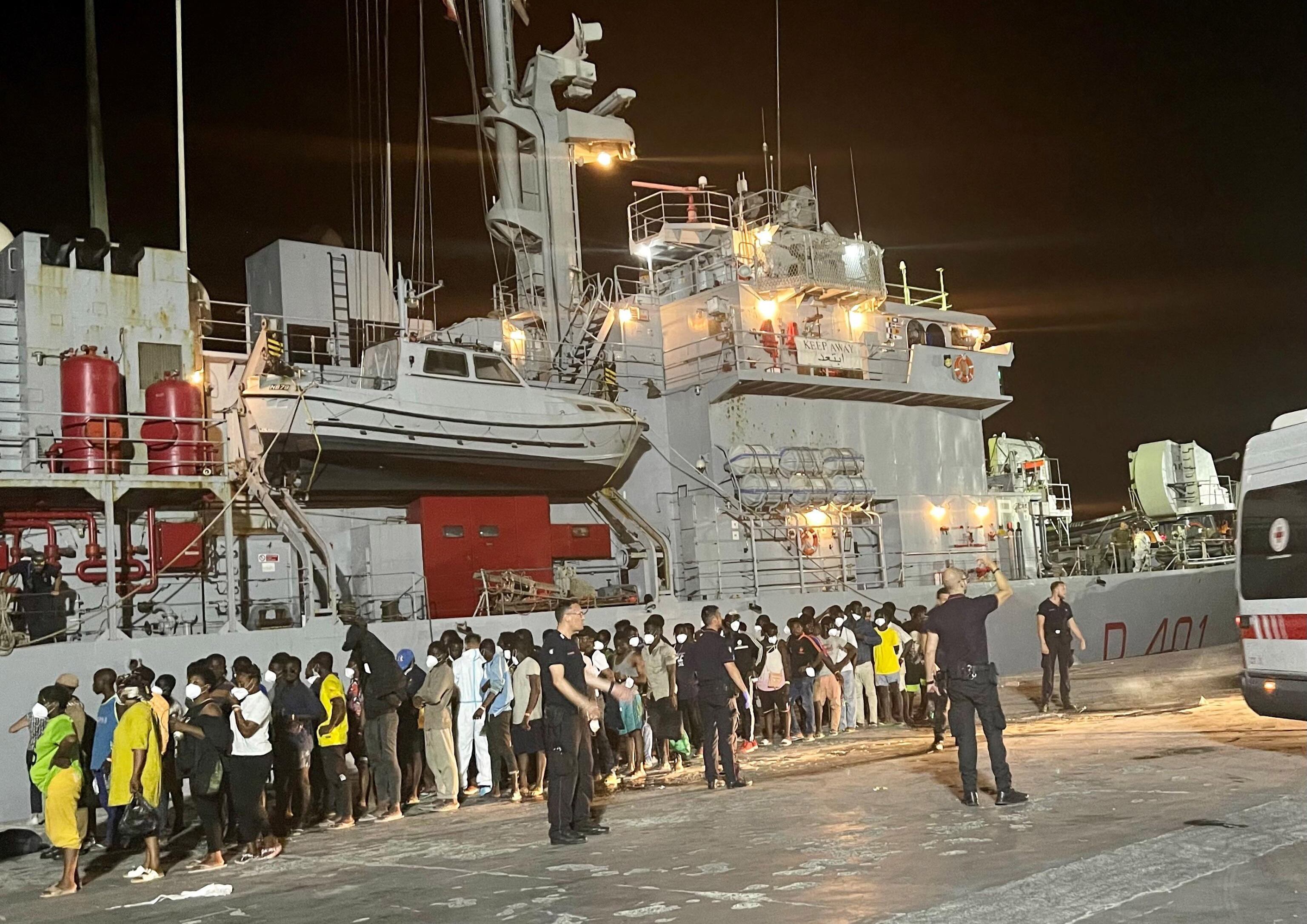 Varios migrantes a su llegada al puerto de Lampedusa en la madrugada del martes al miércoles 19 de julio