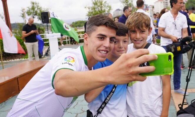 Íñigo se hace un selfie con unos jóvenes racinguistas
