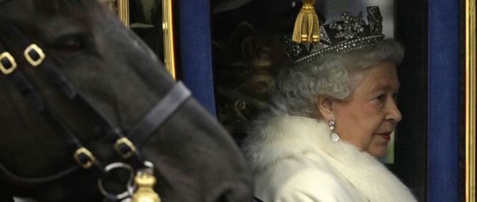Es sin duda uno de los grandes acontecimientos del año para Reino Unido, donde reina una de las monarquías con más solera. Este día, la reina Isabel inaugura el año parlamentario. Como cada año, se dirige a él desde el palacio de Buckingham en un carruaje de caballos ataviada con los trajes más tradicionales y la corona. Este año, su discurso se ha centrado en los pensionistas, las familias y la recuperación económica en el Reino Unido.