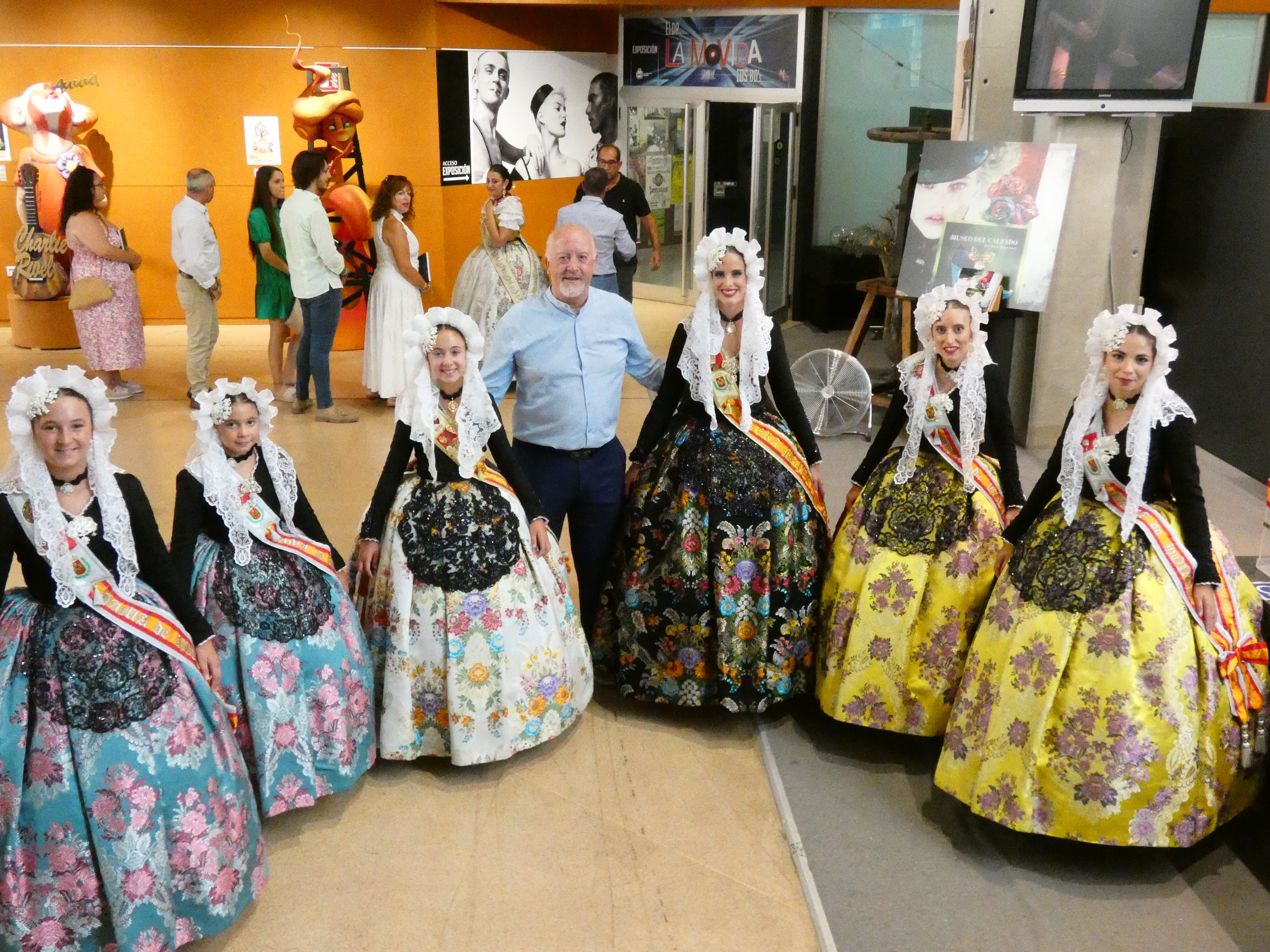 Fernando Álvarez, pregonero Fallas Elda 2023 y las Falleras Mayores de Elda y sus Damas de Honor