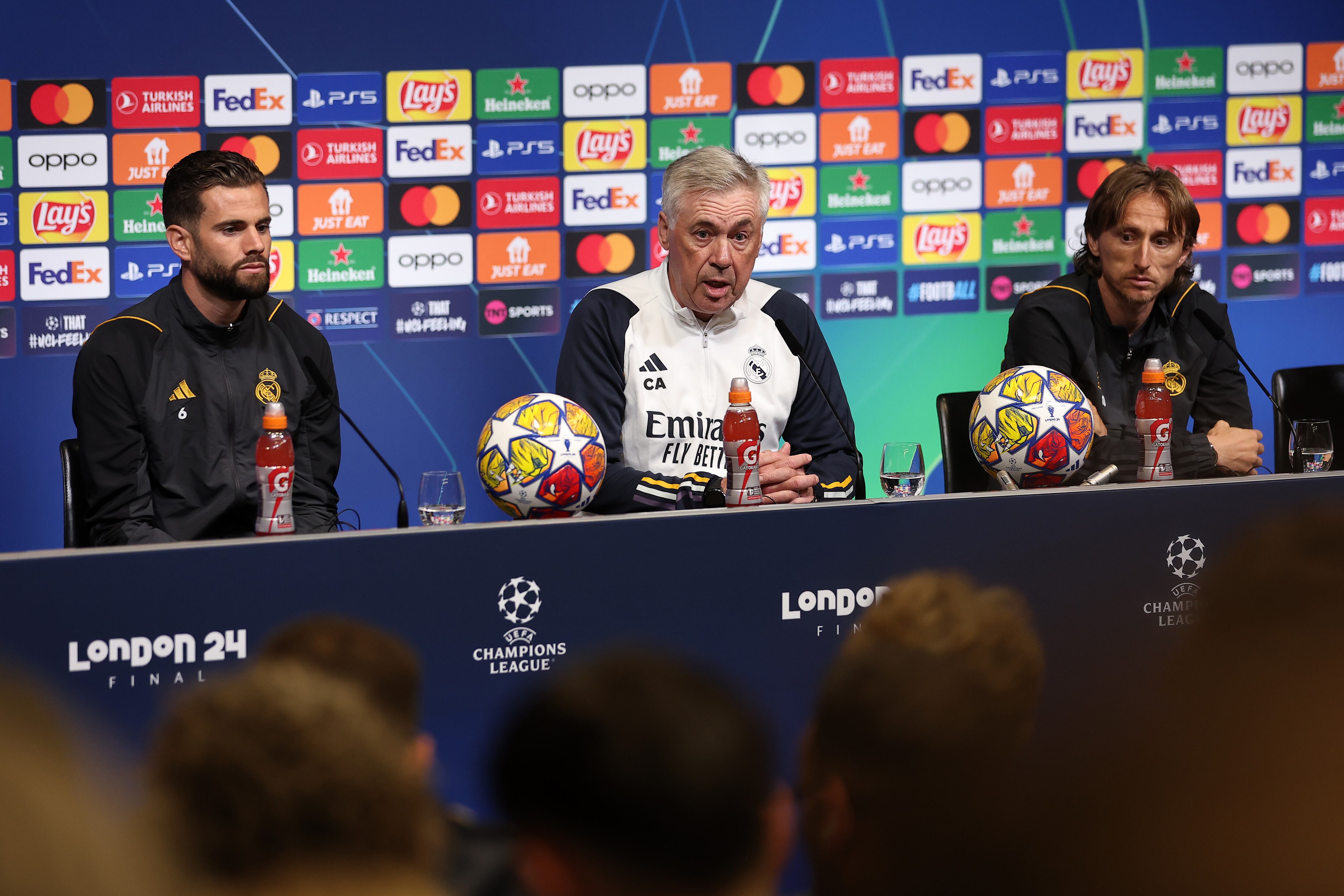 Nacho Fernandez, Luka Modric y Carlo Ancelotti, durante la rueda de prensa previa del partido. (Christopher Lee - UEFA/UEFA via Getty Images)