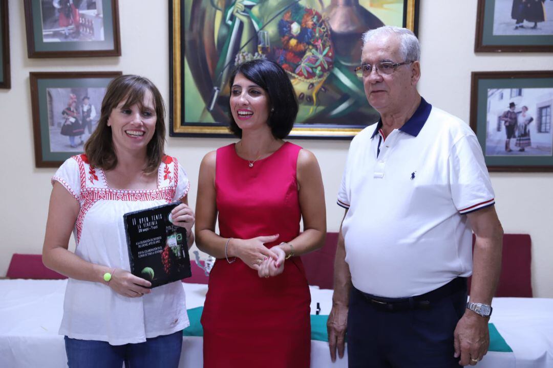 Laura Álvarez junto a la presidenta del Club Deportivo Tenis y Pádel Jerez, Ana Alejandra Peña; y  el presidente de la Casa de Extremadura, José Antonio Rico