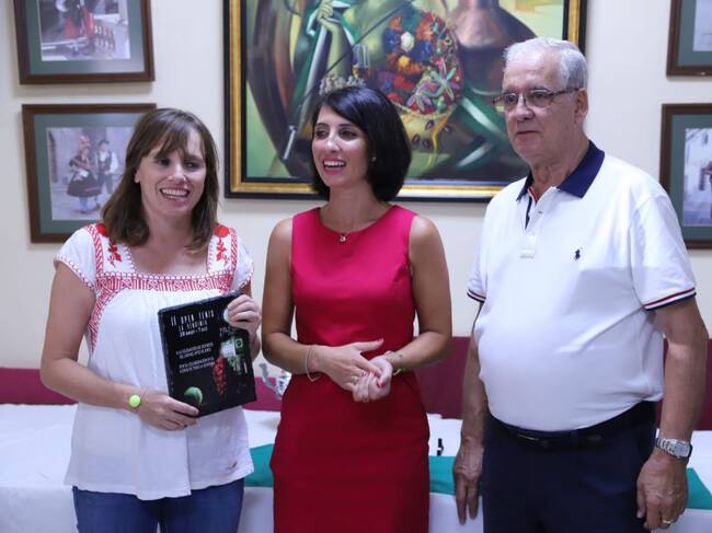 Laura Álvarez junto a la presidenta del Club Deportivo Tenis y Pádel Jerez, Ana Alejandra Peña; y el presidente de la Casa de Extremadura, José Antonio Rico