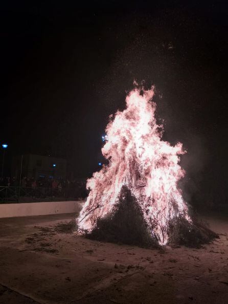 Lumbre encendida por la Banda de la Asunción