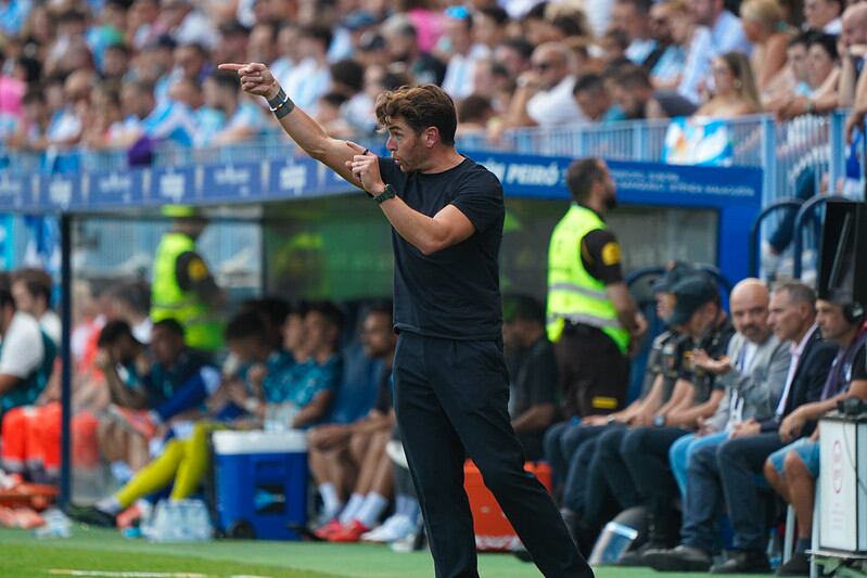 L'entrenador tricolor, Ibai Gómez, durant el duel a la Rosaleda