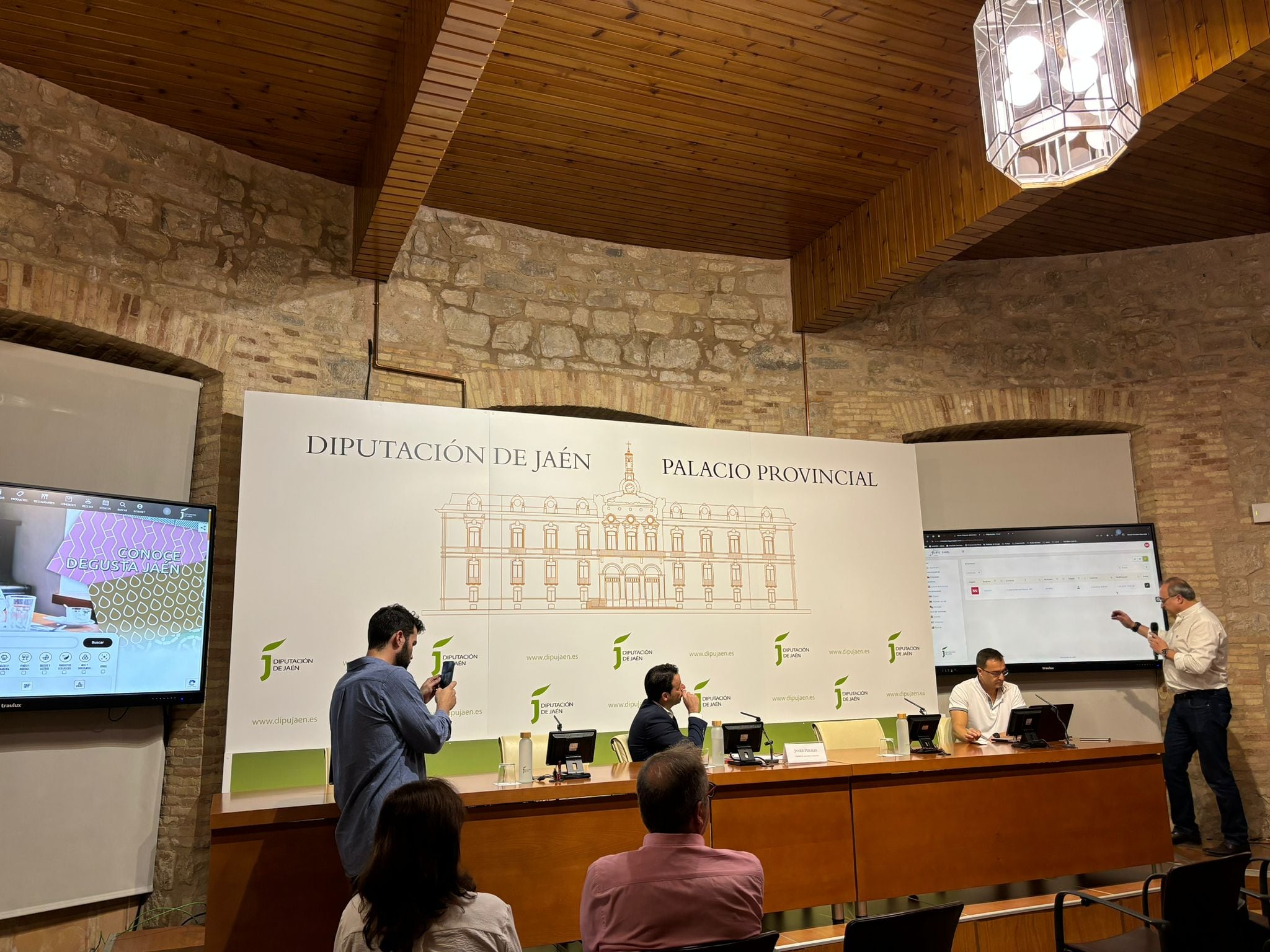 Ernesto y Andrés, técnicos de Innovasur, explican la nueva intranet de la web Degusta Jaén bajo la mirada del diputado de Agricultura, Javier Perales.