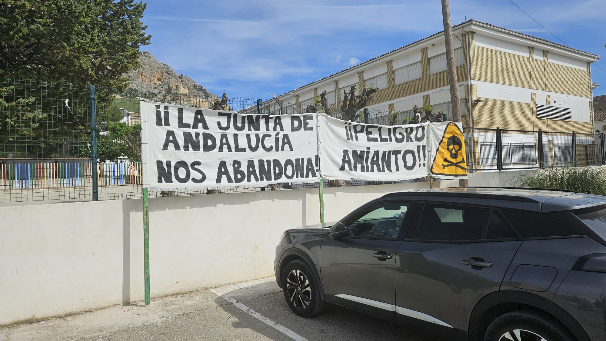 Pancarta reivindicativa en los exteriores del centro