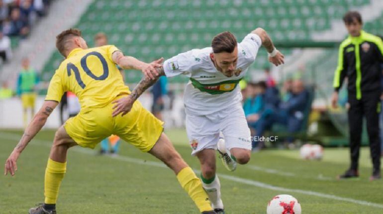 El extremo del Elche, Josan, se va de Darío en una acción de la 2ª parte