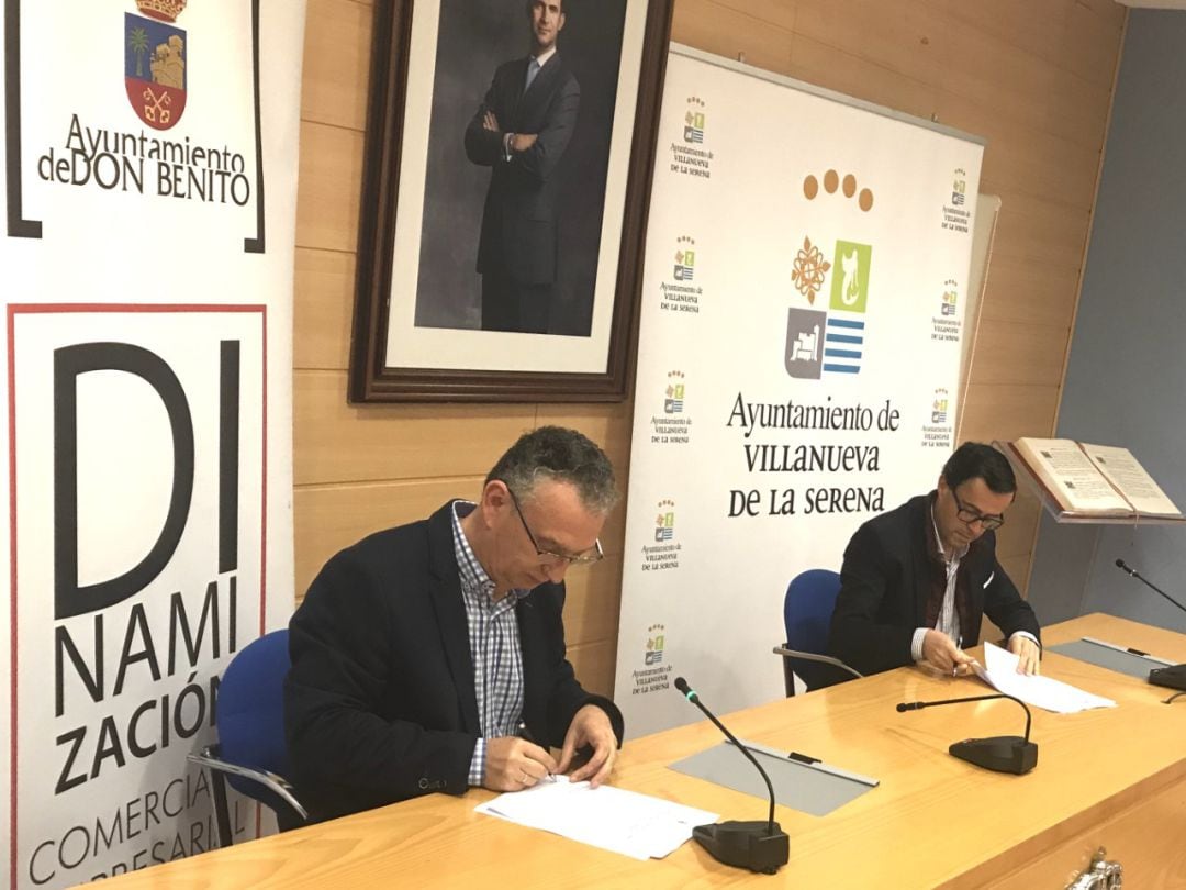 Momento de la firma del documento entre ambos alcaldes