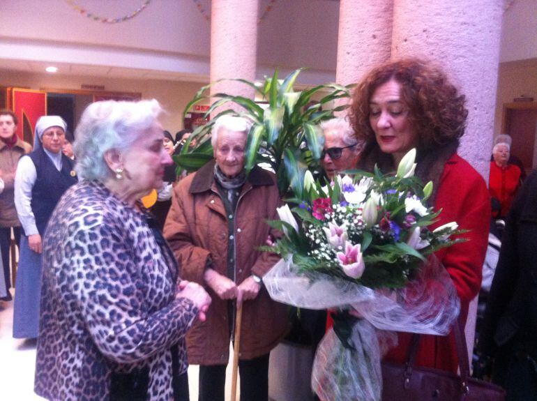 Un ramo de flores para la alcaldesa, que lo compartió con los residentes