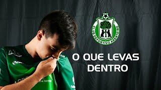 Curro Rivelott besa el escudo del Arenteiro