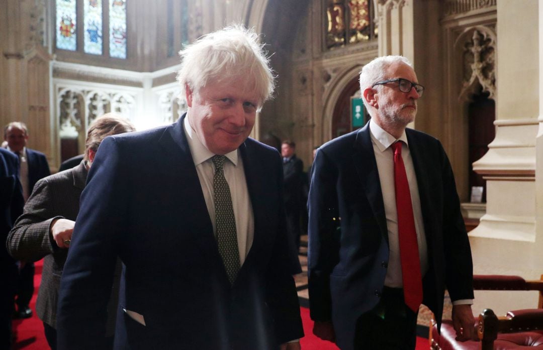 Boris Johnson llega al Parlamenta inglés junto a Jeremy Corbyn este jueves 19 de diciembre.