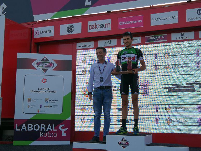 El alcalde de Egüés, Alfonso Etxeberria entrega el trofeo de ganador de etapa a Florent Castellarnau