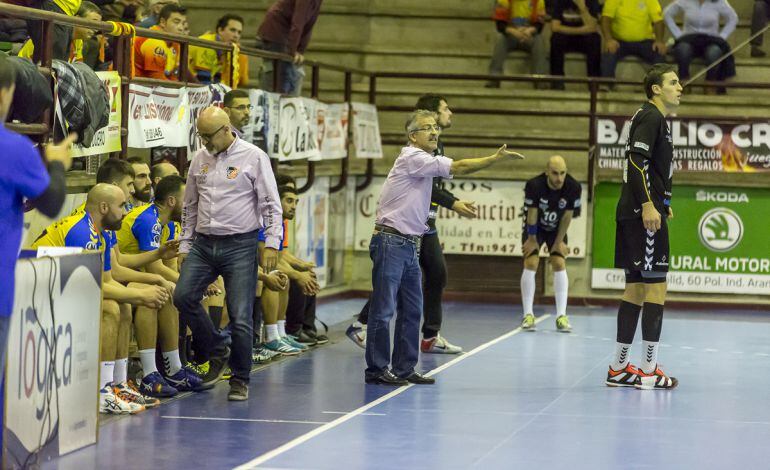 Carlos Colmenero es una de las incognitas para el futuro del club.