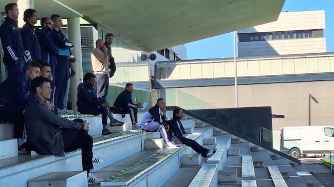 Ribery, siguiendo el entrenamiento del Racing.