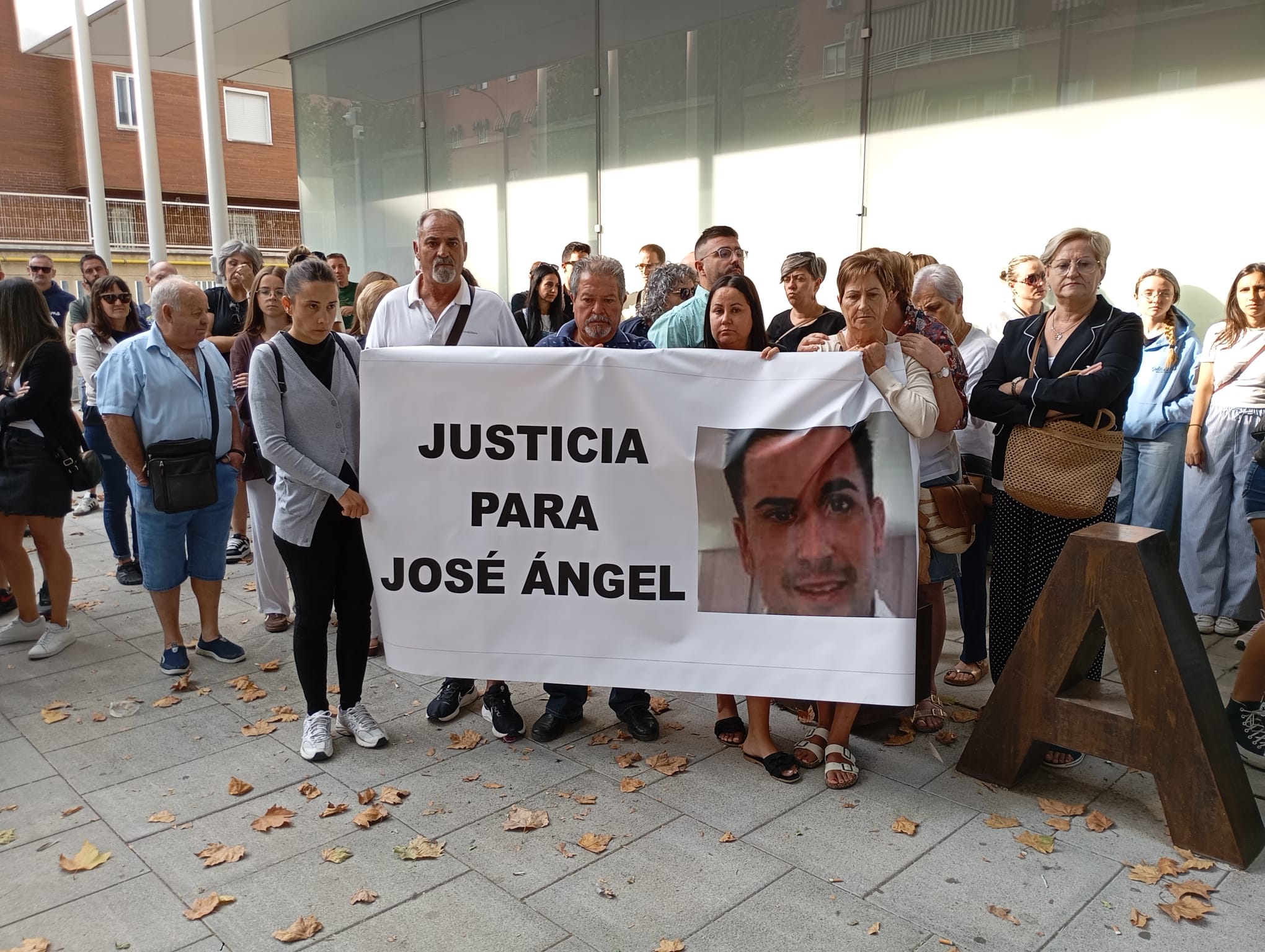 Familiares del hombre fallecido de Carboneras de Guadazaón protestan en la puerta del Juzgado de Cuenca