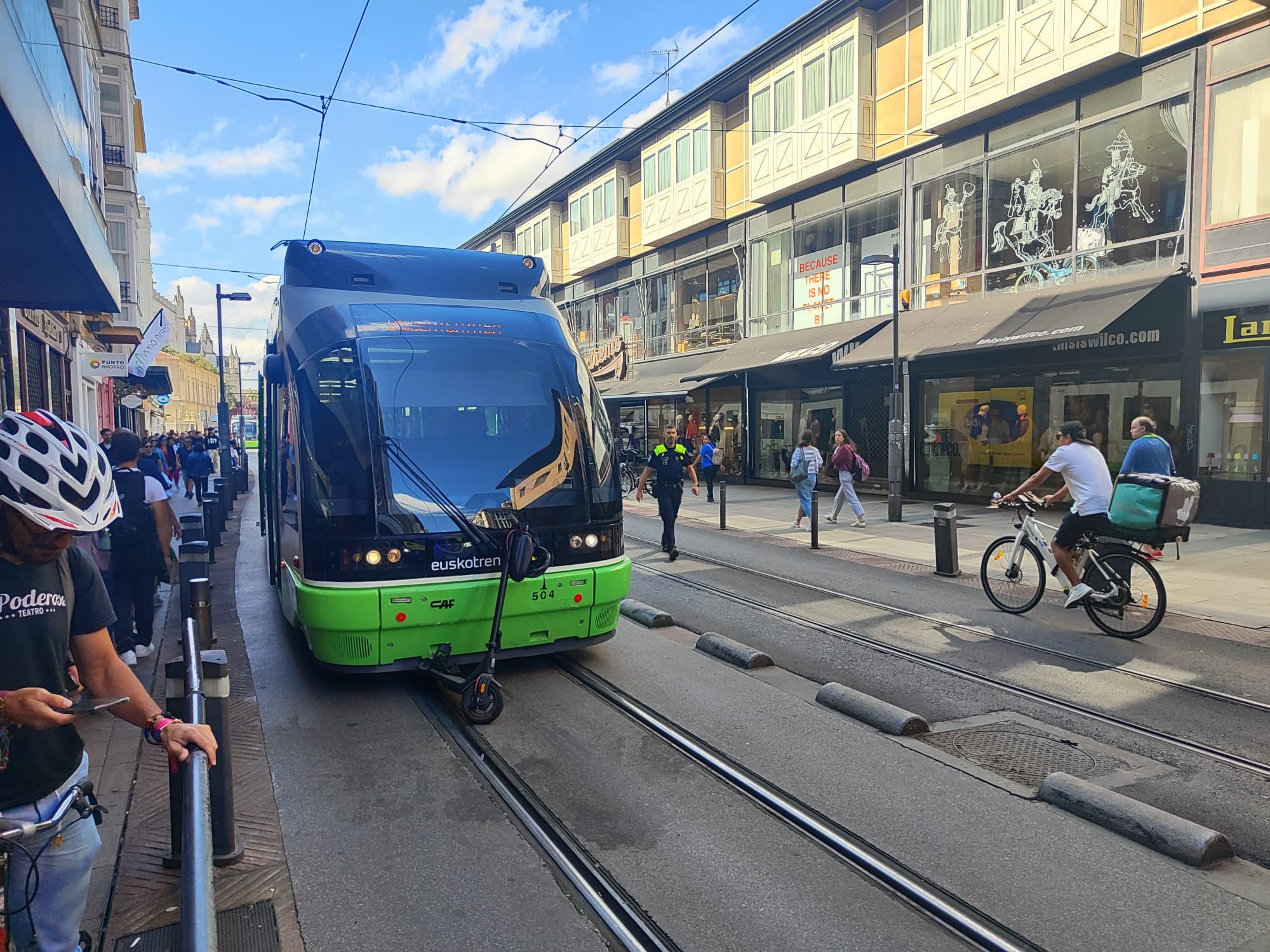 El patinete eléctrico ha quedado parcialmente atrapado bajo el tranvía por la colisión