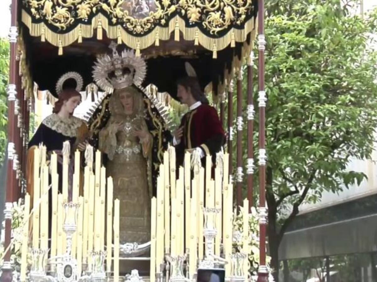 El palio de la Virgen del Sol llegando a la Plaza Nueva