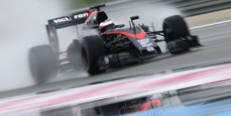 Stoffel Vandoorne prueba los neumáticos para lluvia de Pirelli con el McLaren-Honda de 2015.