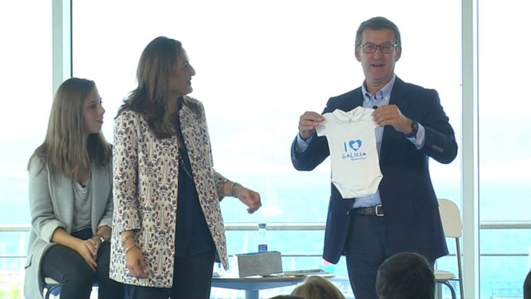 Feijoo recibe un regalo por su recientemente anunciada paternidad