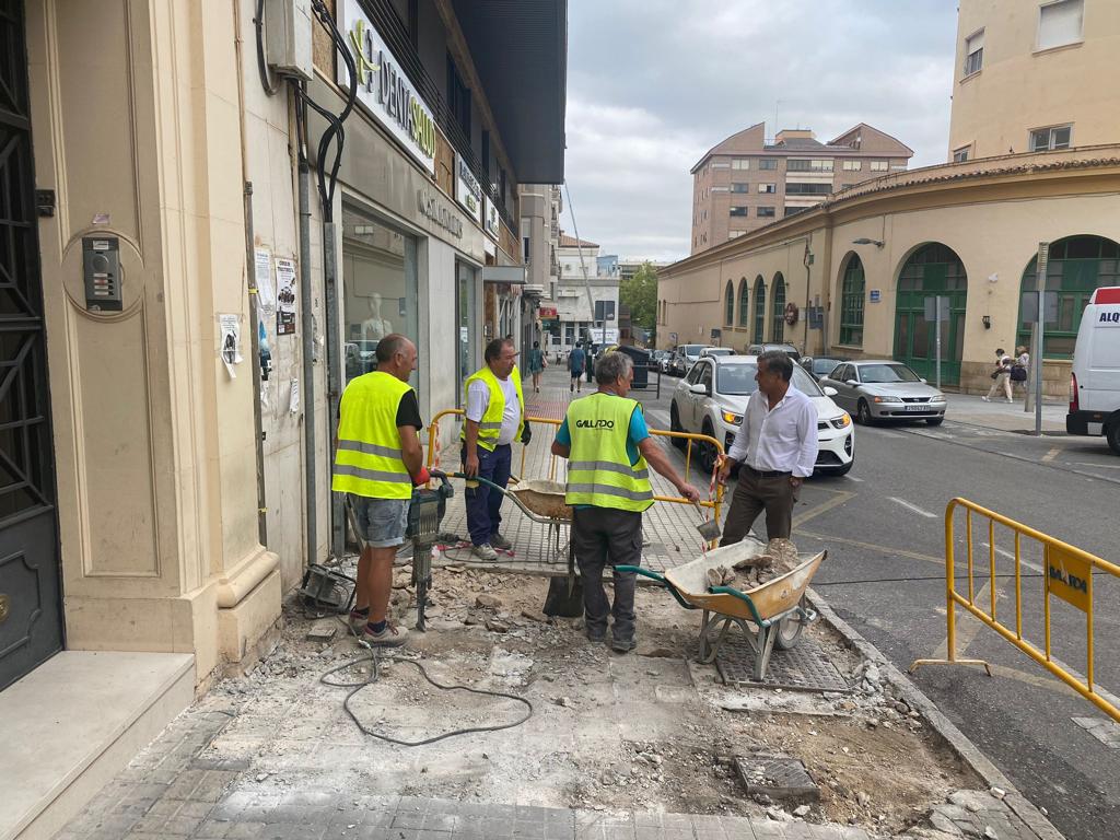 El concejal Antonio Losa visita las obras de la calle Reyes Católicos de la capital.