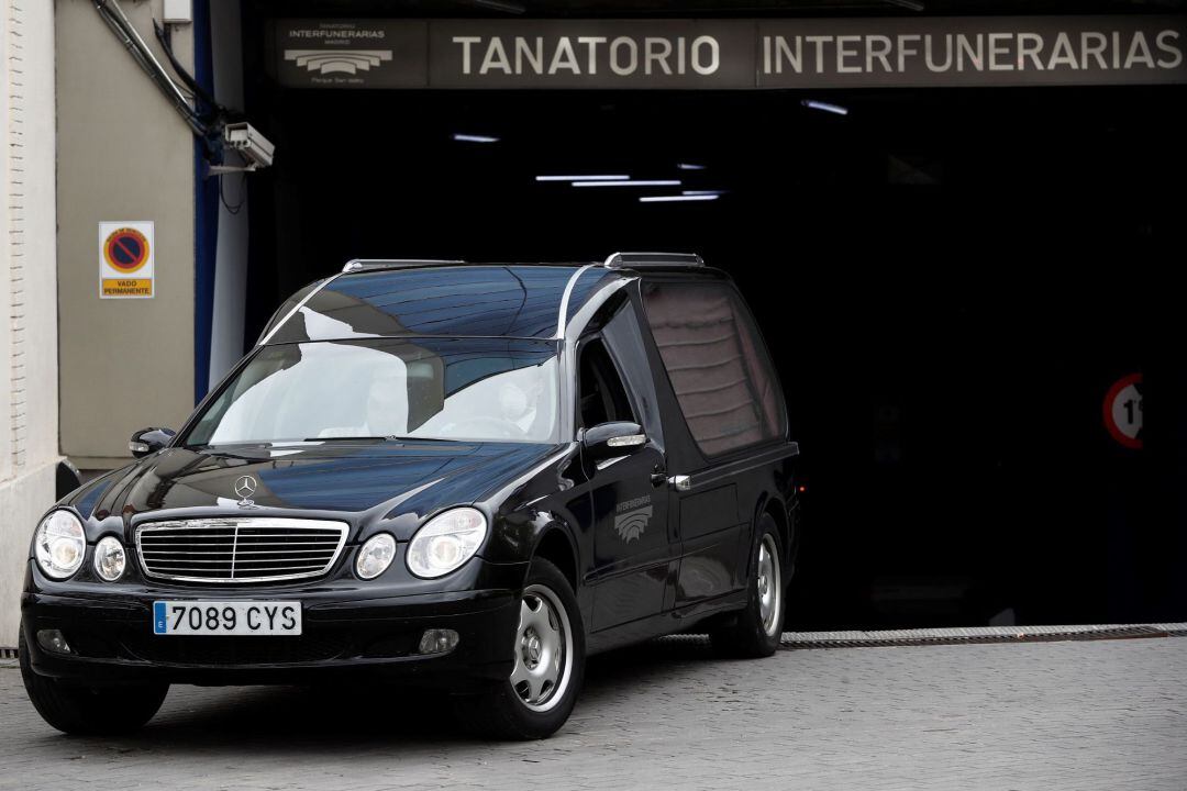 Un vehículo fúnebre abandona el tanatorio de San Isidro en Madrid.