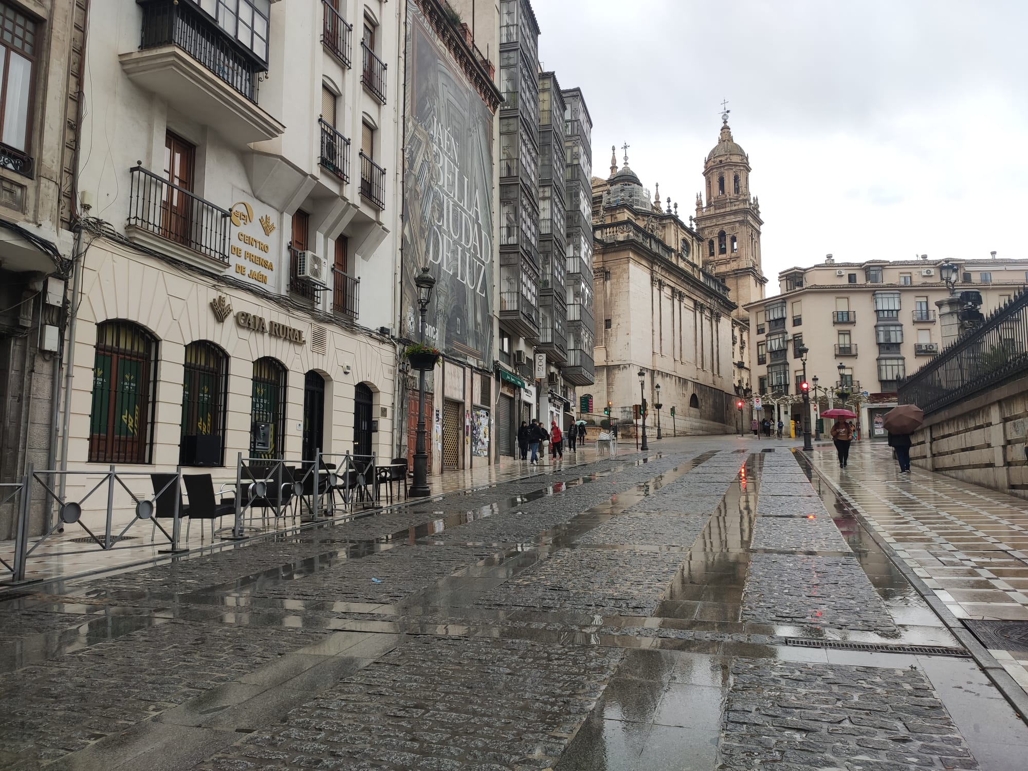 Día de lluvia en el centro de Jaén, con la Catedral al fondo