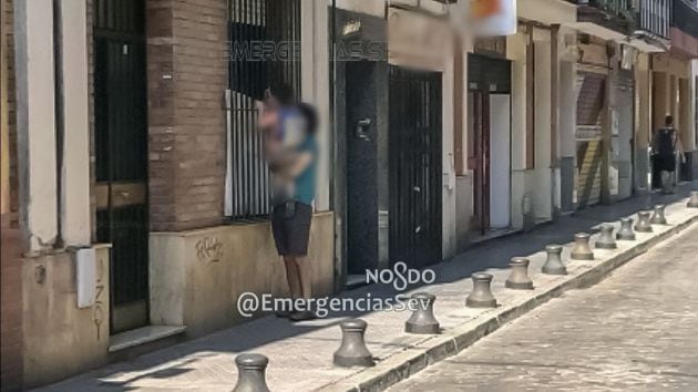 Exterior de la guardería ilegal precintada por la policía de Sevilla