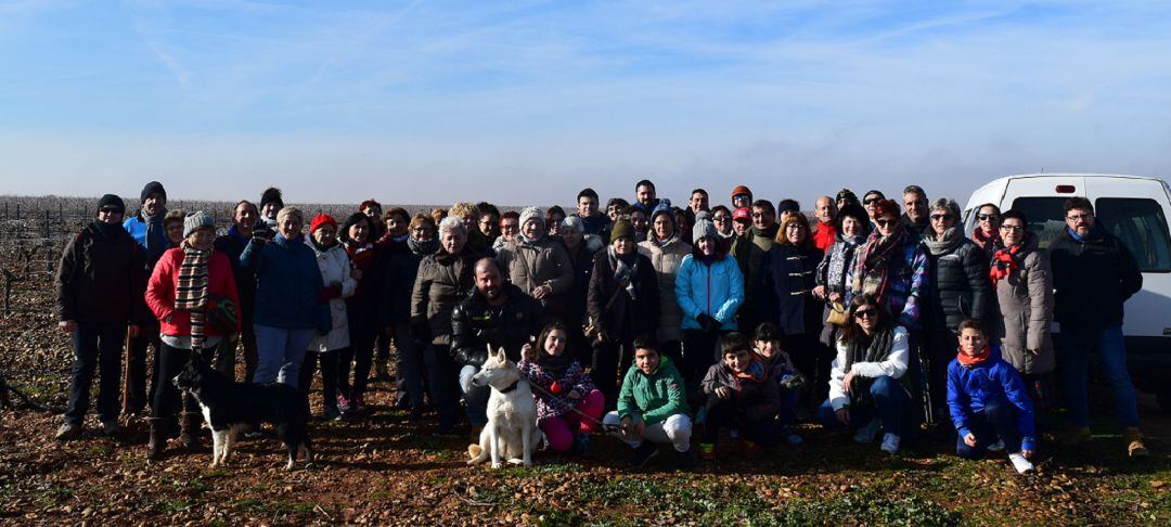 Unos sesenta vecinos de Rueda y La Seca han participado en un paseo de convivencia