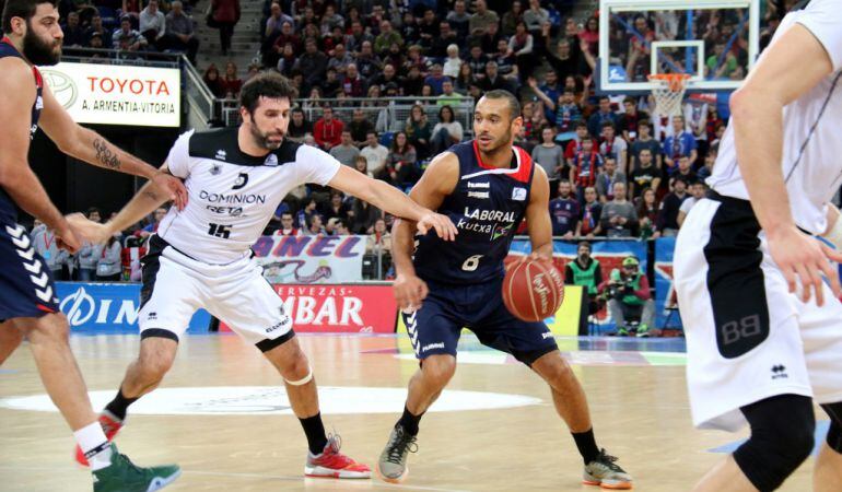 Alex Mumbrú y Adam Hanga en el derbi del Buesa Arena.