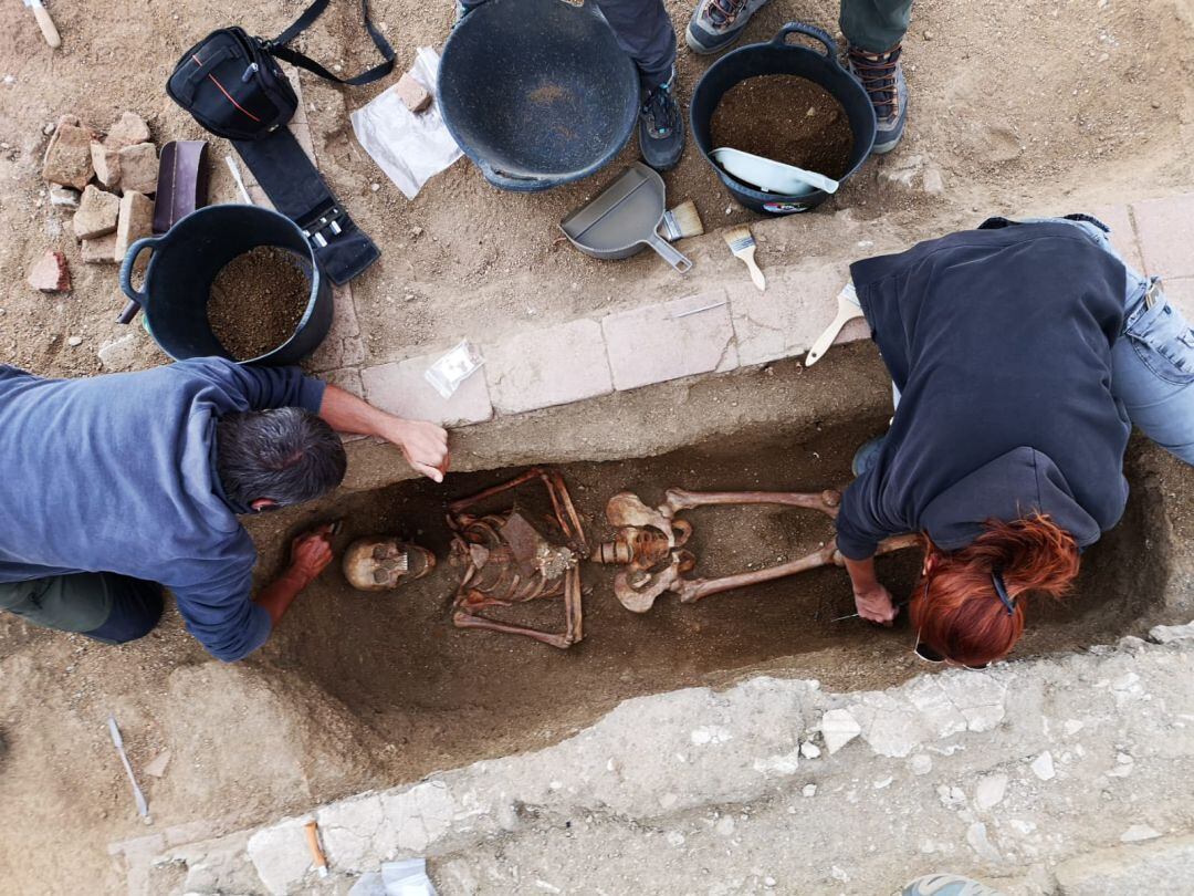 Trabajos de limpieza de uno de los cuerpos encontrados