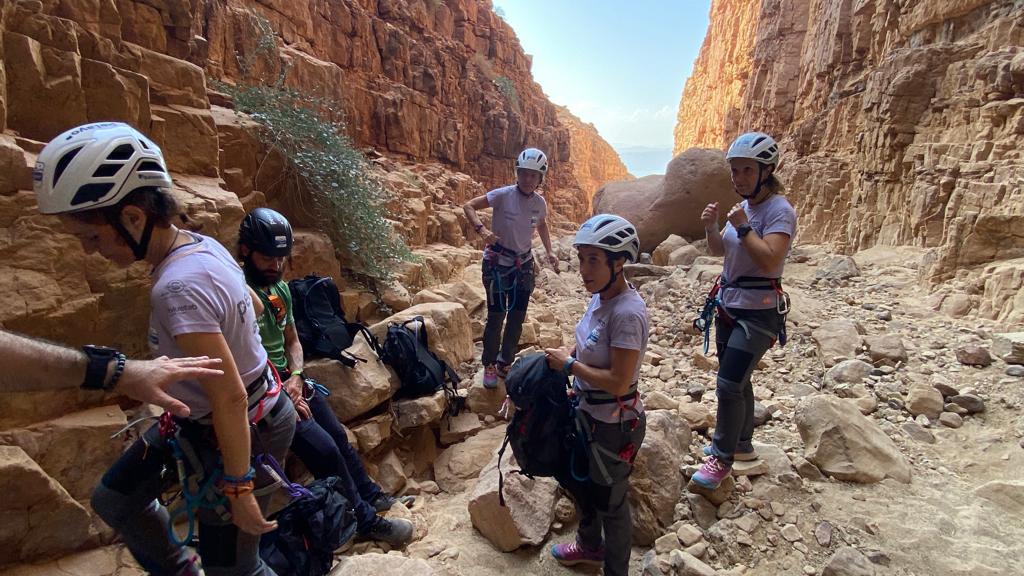 Ester, Luis Pablo García (director deportivo del Reto), Pilar, Miriam y Olga en un tramo de descanso en el cañón del Wadi Mujib (Héctor González. Wadu Mujib - Jordania)