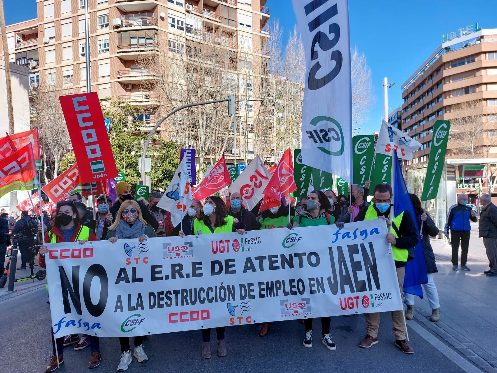 Los sindicatos junto a la plantilla de ATENTO en Jaén se manifiestan por las calles de la capital