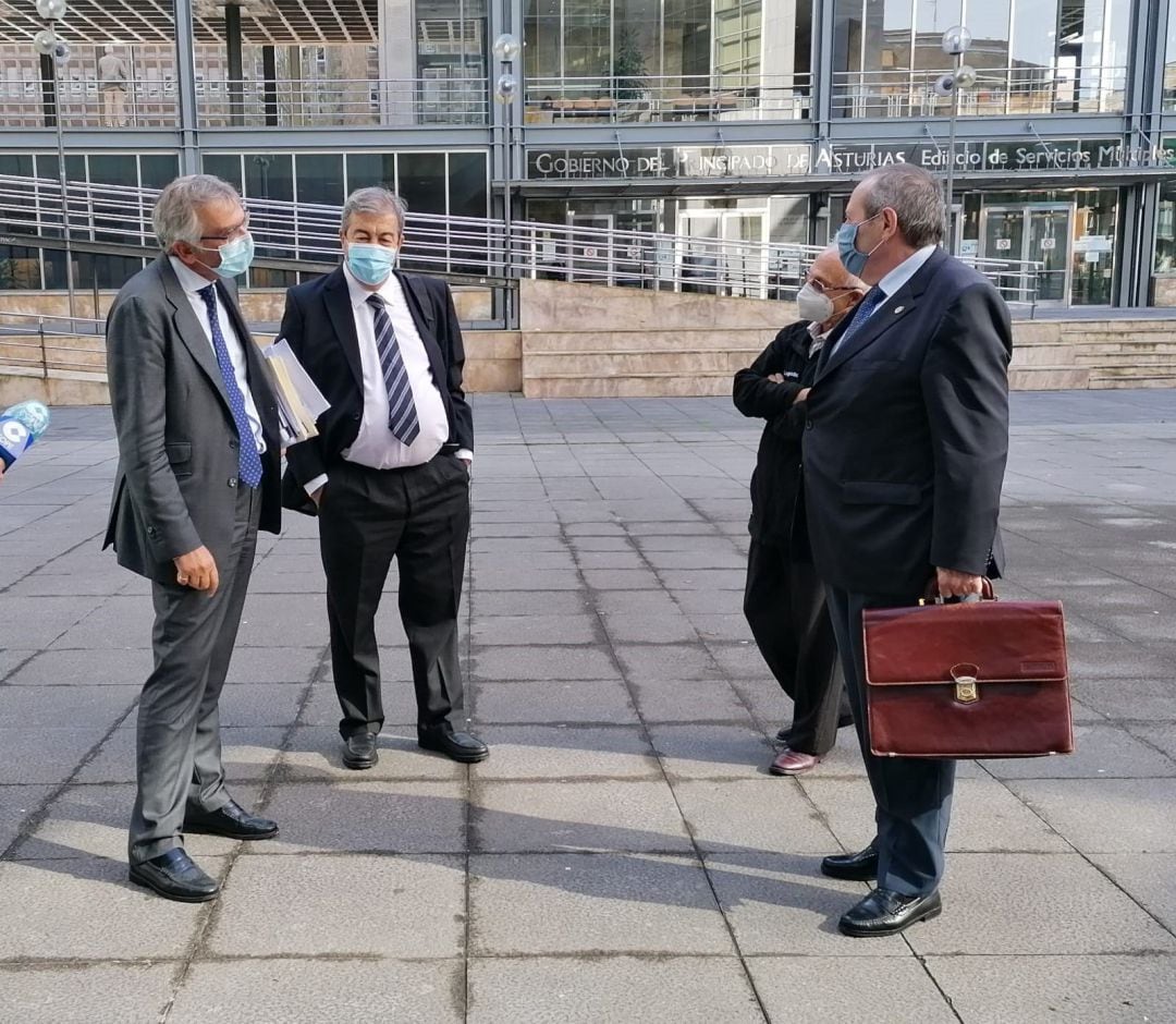 Francisco Álvarez Cascos en la entrada a los juzgados de Oviedo, acompañado de su abogado.