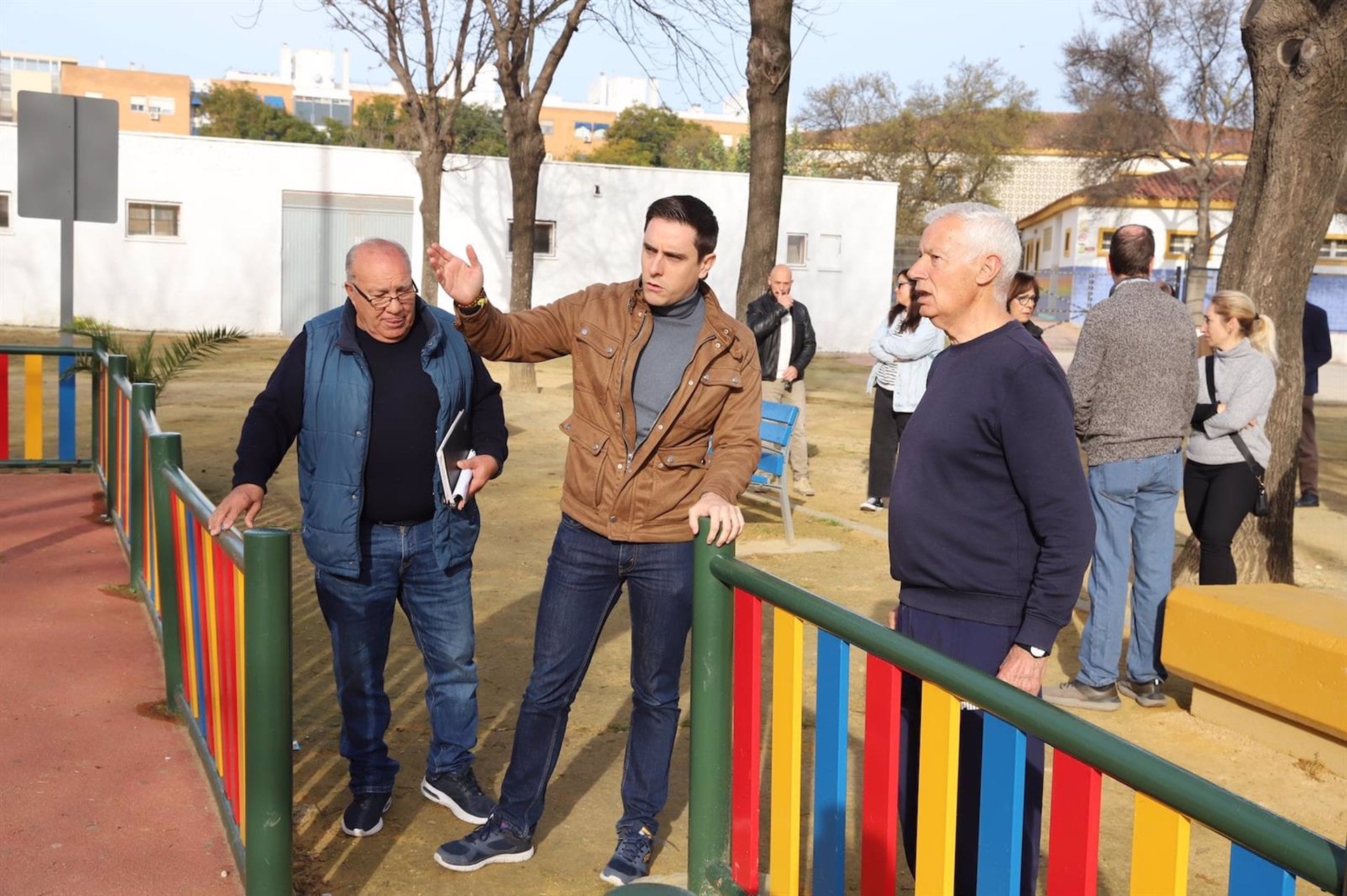 El teniente de alcalde de Servicios Públicos y Medio Ambiente, Jaime Espinar, en una visita este miércoles a la barriada La Liberación