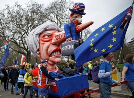 Escultura que muestra a Theresa May destruyendo con una gigantesca náriz, en la que se puede leer &quot;BREXIT&quot;, a los ingleses.