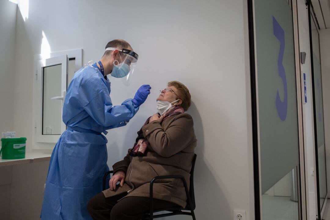 Una mujer se somete a una prueba PCR