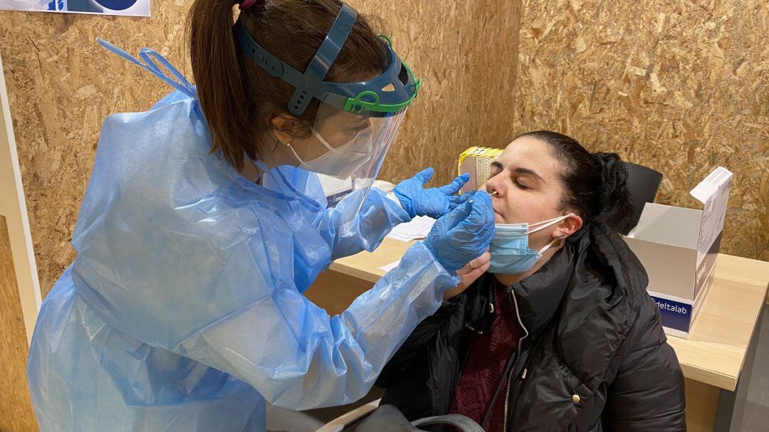 Una mujer pasa una PCR.