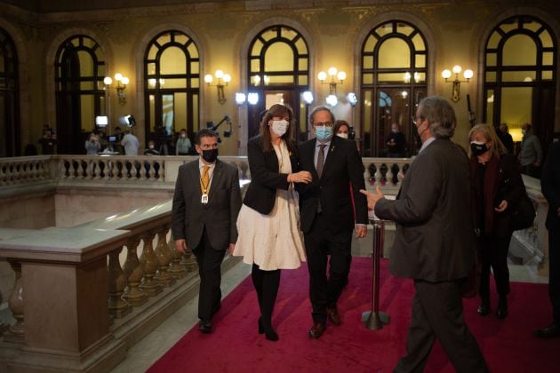 La candidata de Junts, Laura Borràs, y el expresidente de la Generalitat Quim Torra a su salida del Auditorio del Parlament de Catalunya tras ser proclamada nueva presidenta de la Cámara catalana en el inicio de la XIII legislatura, en Barcelona, Catalunya, (España)