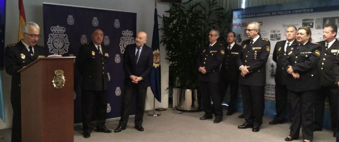 La Policía Nacional ha inaugurado una exposición en la Fundación Barrié con motivo del 25 aniversario de la creación de la Comisaría General de Policía Científica