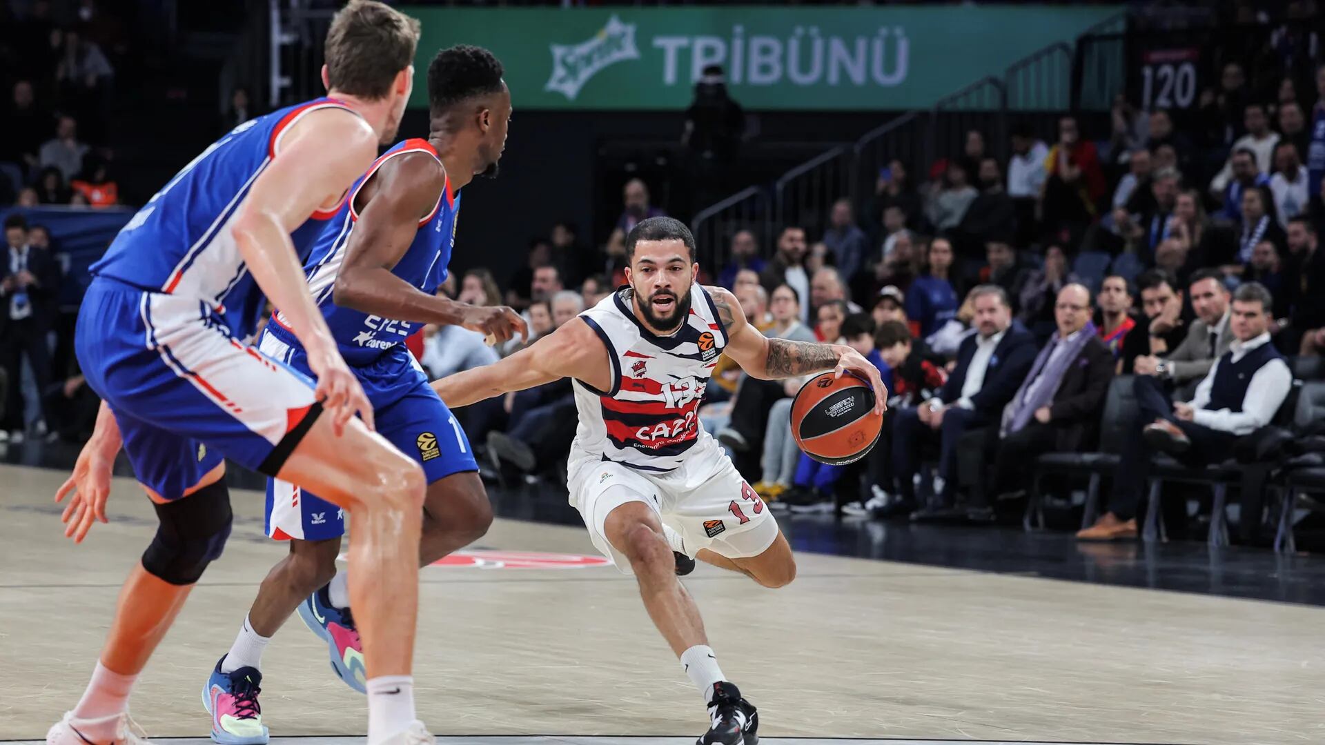 Darius Thompson trata de avanzar ante la defensa de dos jugadores del Anadolu Efes.