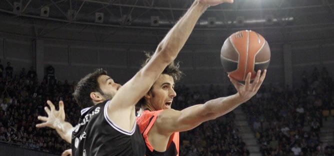 El pívot griego del Bizkaia Bilbao Basket Dimitris Mavroeidis (i), intenta taponar al escolta de Regal Barcelona Roger Grimau, durante el tercer partido de la final de la ACB de baloncesto que ambos equipos disputan esta noche en el Bilbao Arena