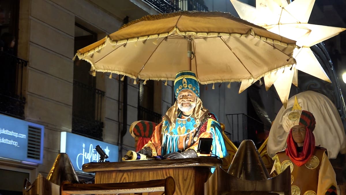 La lluvia acompaña todo el recorrido del Bando Real pero no impide que su mensaje llegue a cientos de pequeños e ilusionados oyentes